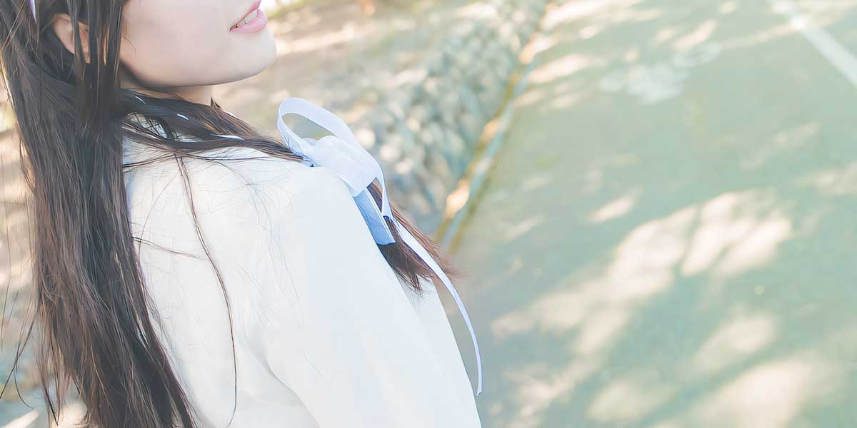 制服を着た笑顔の女性