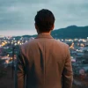 男性の後ろ姿が夜景を見ている画像