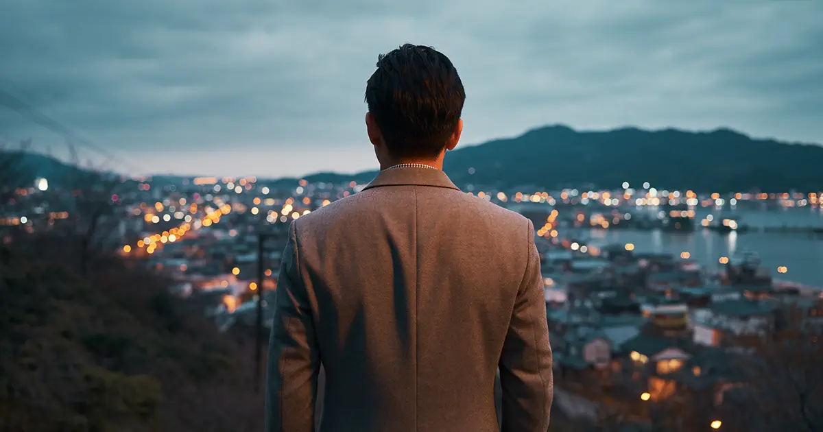 男性の後ろ姿が夜景を見ている画像