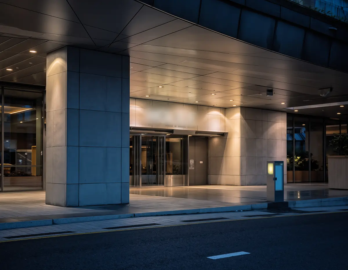 夜のホテルの入り口のイメージ画像